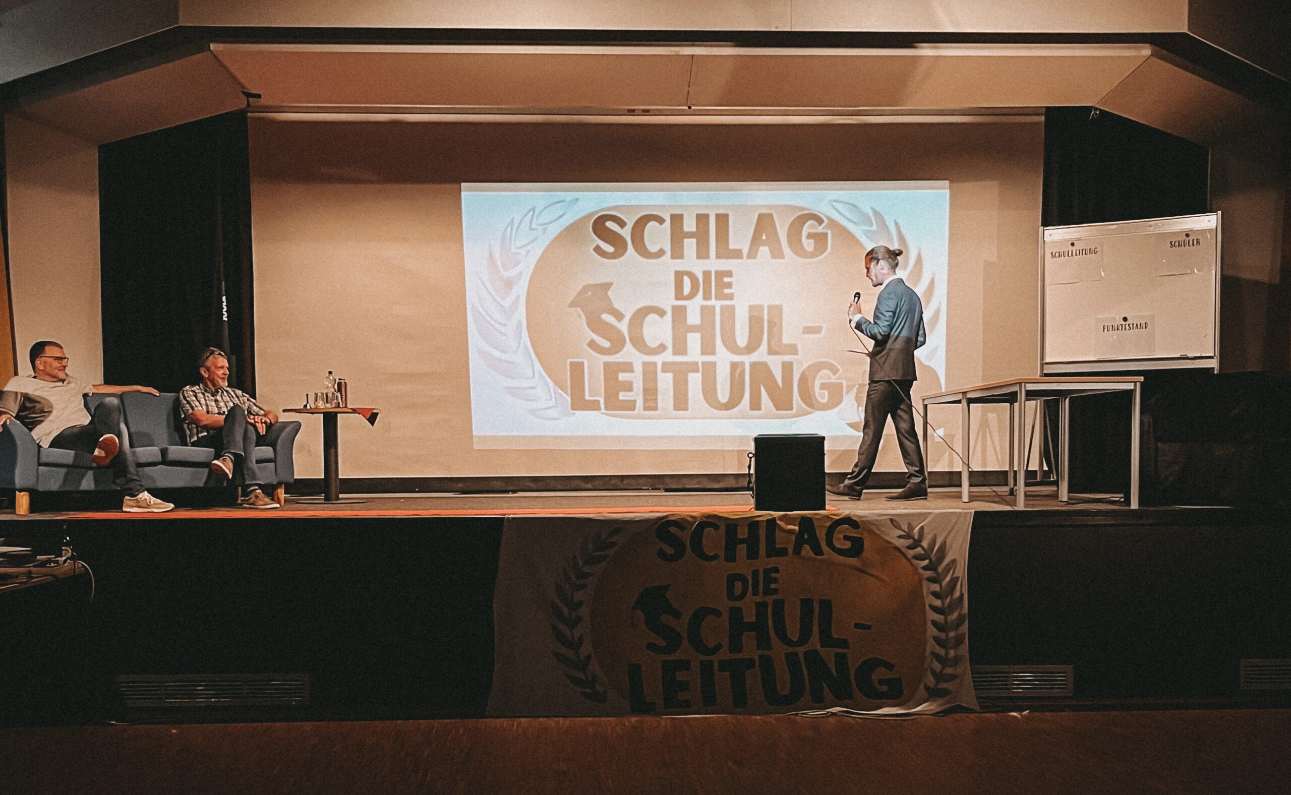 Schlag die Schulleitung – Die Schülerschaft der Sekundarschule im Dreiländereck verabschiedete sich mit einer rundum gelungenen und emotionalen Abschiedsveranstaltung von ihrer Schulleitung.