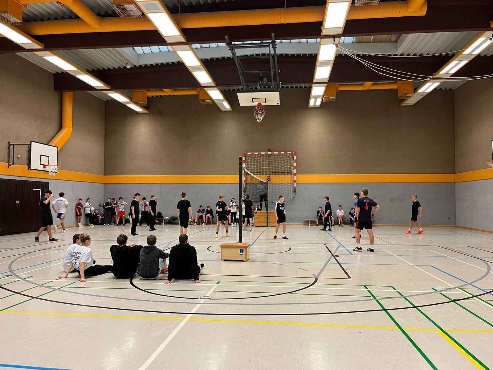 Jg. 9 und 10 lieferten sich ein spannendes Volleyballturnier am Nikolaustag