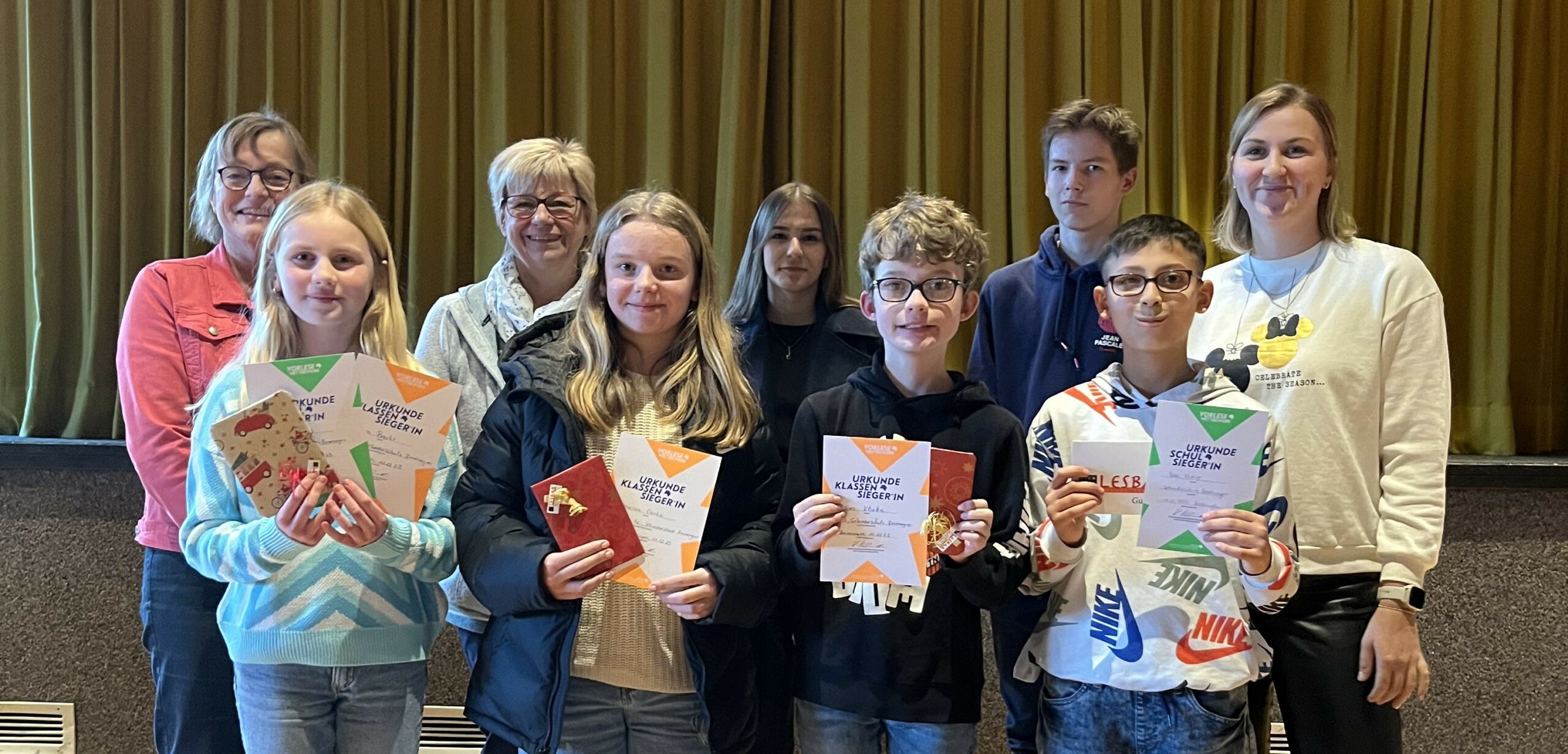 Vivien Bracht gewinnt den Vorlesewettbewerb des sechsten Jahrgangs an der Sekundarschule in Beverungen