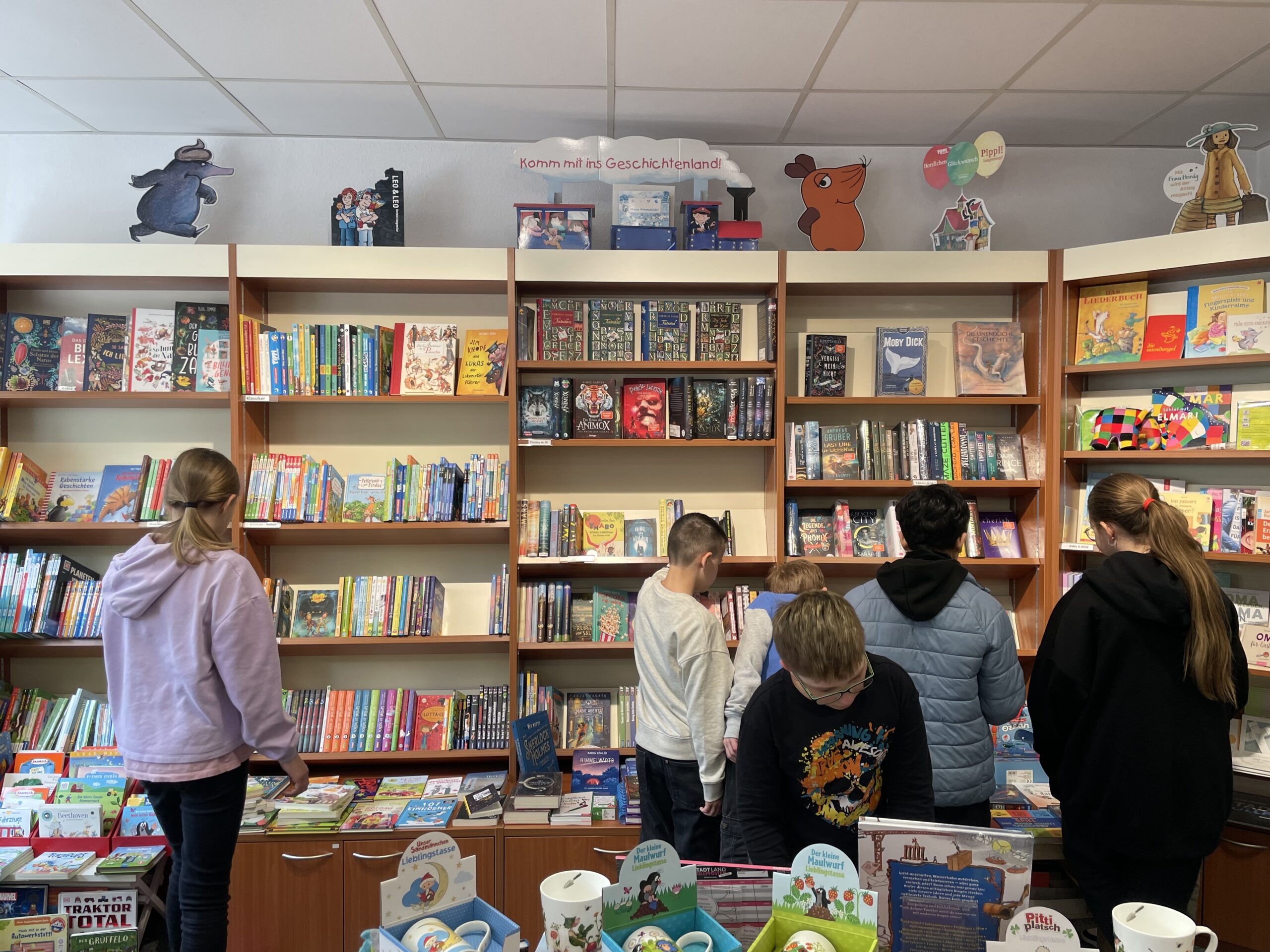 Die LESBAR schenkte den Kindern des 5. Jahrgangs den Comicroman „Mission Roboter“ zum Welttag des Buches: Ein Buch, das die Fantasie beflügelt und die Bedeutung von Zusammenarbeit hervorhebt
