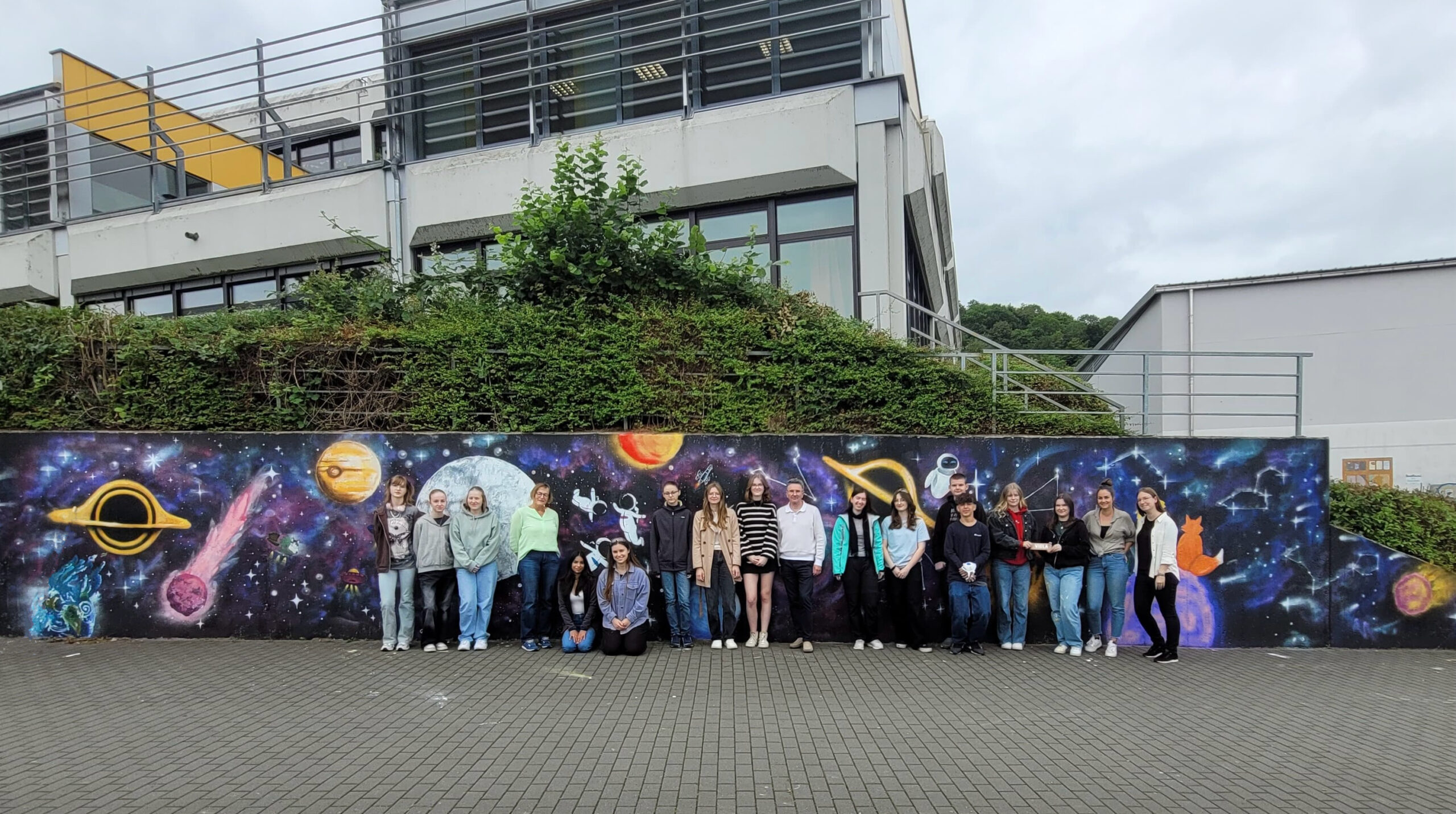 Schülerinnen und Schüler bringen die Galaxie an die Wand