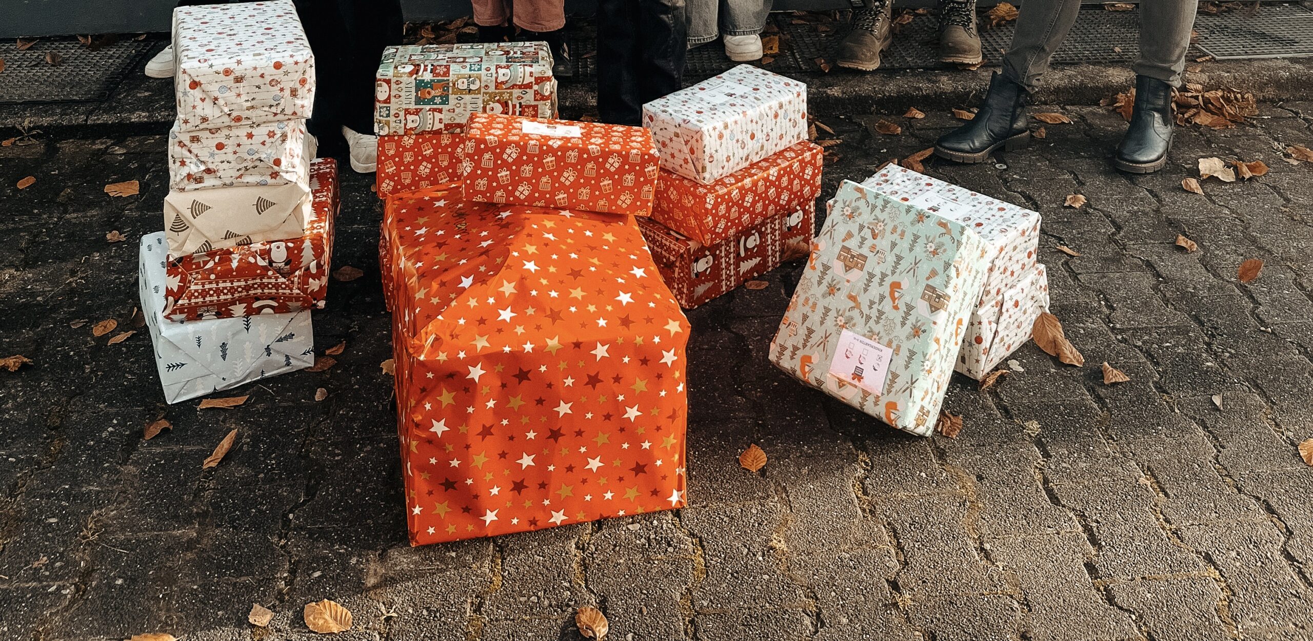 Kinder helfen Kindern – Auch in diesem Jahr sammelte die Sekundarschule Beverungen 36 Päckchen für den Weihnachtspäckchen-Konvoi
