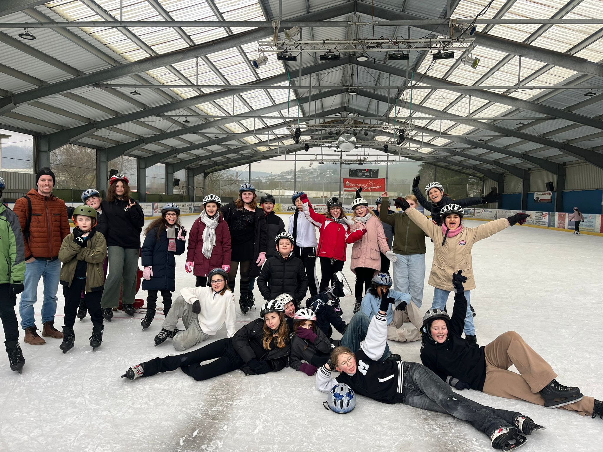 Gemeinsamer Ausflug auf die Eisbahn: Spaß und Teamgeist im Mittelpunkt